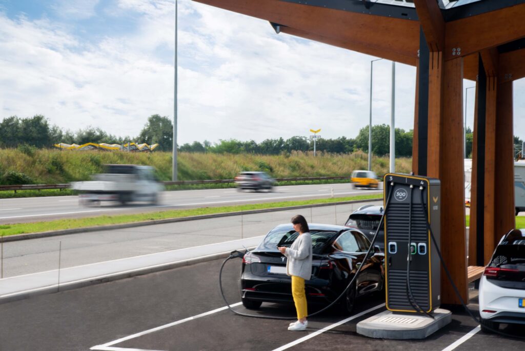 Denuncia degli ambientalisti: “L’industria dell’auto contro i target UE sulla CO2. Ci costa 74 miliardi in più”