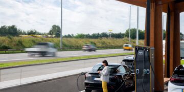 FASTNED  AZIENDA ENERGIA STAZIONE DI RICARICA RICARICHE ELETTRICHE ELETTRICA COLONNINA SPARKALLIANCE SPARK ALLIANCE ALBERI SOLARI PANNELLO SOLARE  PANNELLI AUTO AUTOMOBILE AUTOMOBILI COLONNINA