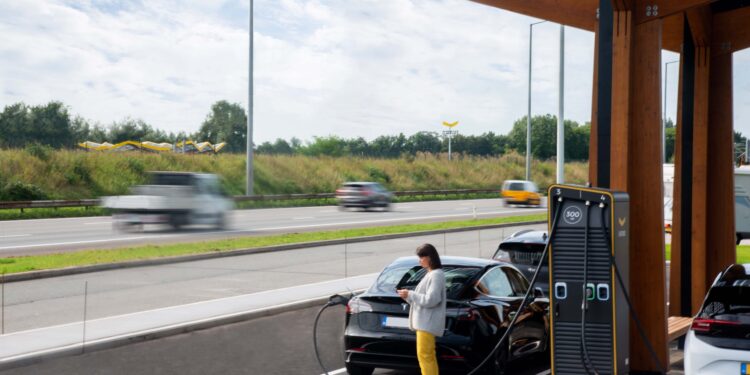 FASTNED AZIENDA ENERGIA STAZIONE DI RICARICA RICARICHE ELETTRICHE ELETTRICA COLONNINA SPARKALLIANCE SPARK ALLIANCE ALBERI SOLARI PANNELLO SOLARE PANNELLI AUTO AUTOMOBILE AUTOMOBILI COLONNINA