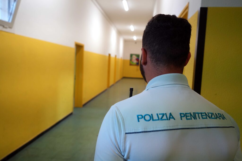 Il Consiglio d’Europa: “Aumenta violenza fisica e verbale sui detenuti, anche prima del carcere”