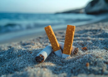 Tabacco SIGARETTE IN SPIAGGIA MOZZICONI SIGARETTA MOZZICONE SABBIA MARE CICCHE CICCA INQUINAMENTO
Fonte: Imagoeconomica