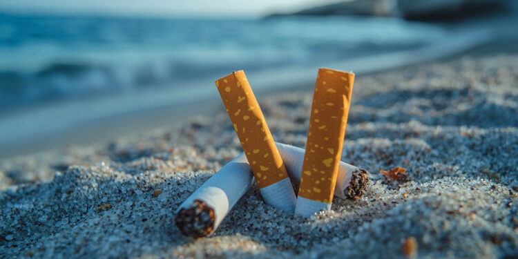SIGARETTE IN SPIAGGIA MOZZICONI SIGARETTA MOZZICONE SABBIA MARE CICCHE CICCA INQUINAMENTO GENERATE AI IA