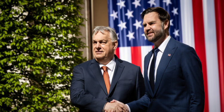 Il vicepresidente degli Stati Uniti, JD Vance, e il primo ministro ungherese, Viktor Orbán (Photo: Imagoeconomica)