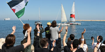 Lungomare  Starita - salpa da Bari la nave umanitaria Global Sumud Flotilla per la missione springs 2026. bandiera Palestina [foto: Saverio De giglio/imagoeconomica]
