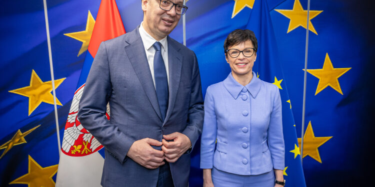 Il presidente della Serbia, Aleksandar Vucic, e la commissaria europea per l'Allargamento, Marta Kos