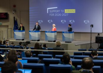 Il commissario europeo per l'Economia, Valdis Dombrovskis, la presidente della Commissione Europea, Ursula von der Leyen, e la commissaria per l'Allargamento, Marta Kos, alla conferenza stampa sul prestito a supporto dell'Ucraina per il 2026 e il 2027
Photo: EC- Audiovisual Service