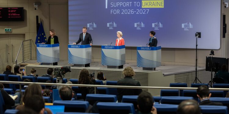 Il commissario europeo per l'Economia, Valdis Dombrovskis, la presidente della Commissione Europea, Ursula von der Leyen, e la commissaria per l'Allargamento, Marta Kos, alla conferenza stampa sul prestito a supporto dell'Ucraina per il 2026 e il 2027 Photo: EC- Audiovisual Service