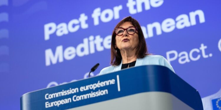 La commissaria europea al Mediterraneo, Dubravka Šuica, presenta il Patto Mediterraneo Piano d'Azione (17 aprile 2026). Fonte: EC - Audiovisual Service