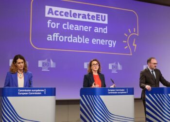La vice presidente della Commissione europea per la Transizione, Teresa Ribera, e il commissario all'Energia, Dan Jorgensen, in conferenza stampa il 22 aprile 2026 per presentare l'AcceleratorEu. Fonte: EC - Audiovisual Service