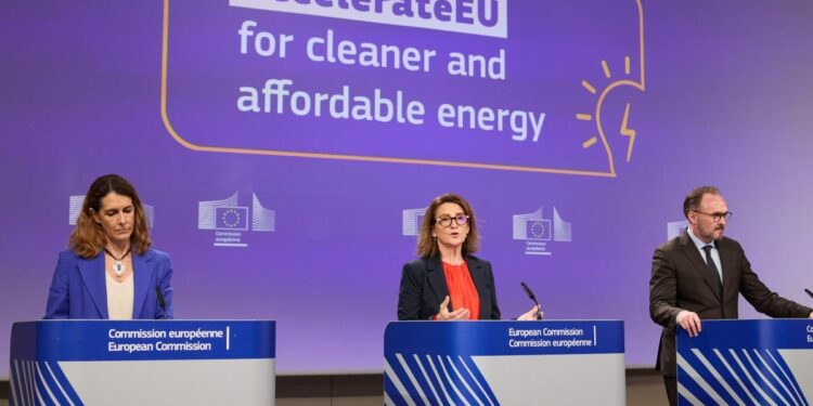 La vice presidente della Commissione europea per la Transizione, Teresa Ribera, e il commissario all'Energia, Dan Jorgensen, in conferenza stampa il 22 aprile 2026 per presentare l'AcceleratorEu. Fonte: EC - Audiovisual Service