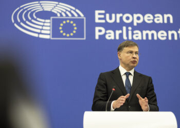 Il commissario europeo per l'Economia, Valdis Dombrovskis al Parlamento europeo di Strasburgo. Fonte: Servizio audiovisivo dell'Unione europea