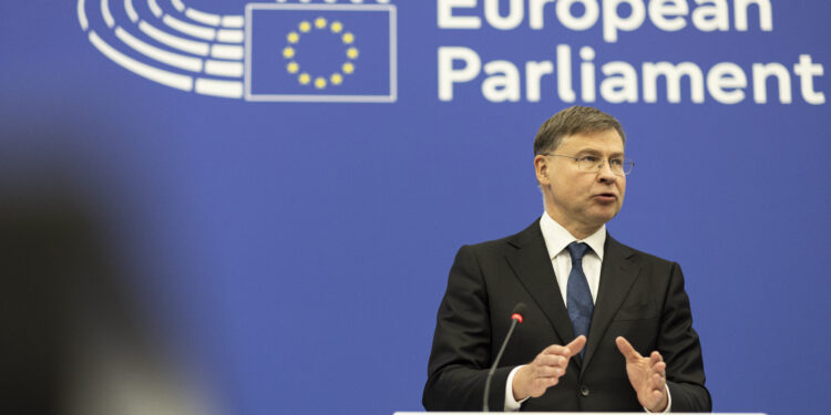 Il commissario europeo per l'Economia, Valdis Dombrovskis al Parlamento europeo di Strasburgo. Fonte: Servizio audiovisivo dell'Unione europea