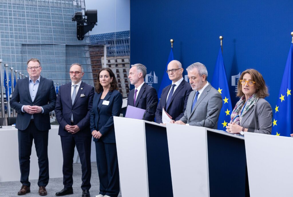 La Commissione UE stringe la mano alle città europee: “Rispondere alla crisi abitativa è nostra priorità”