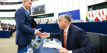 Il primo ministro ungherese, Viktor Orbán, e il candidato dell'opposizione, Péter Magyar (Photo: © European Union, 1998 – 2026)