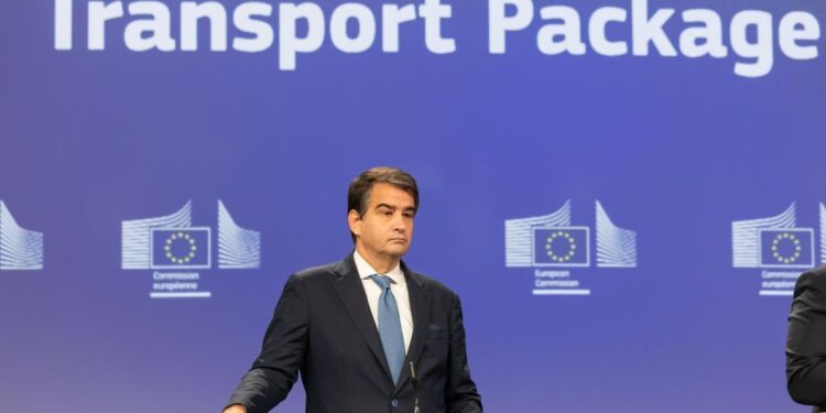 Il vice presidente della Commissione europea a Coesione e Riforme, Raffaele Fitto, in conferenza stampa il 5 novembre 2025. Fonte: Servizio audiovisivo della Commissione europea