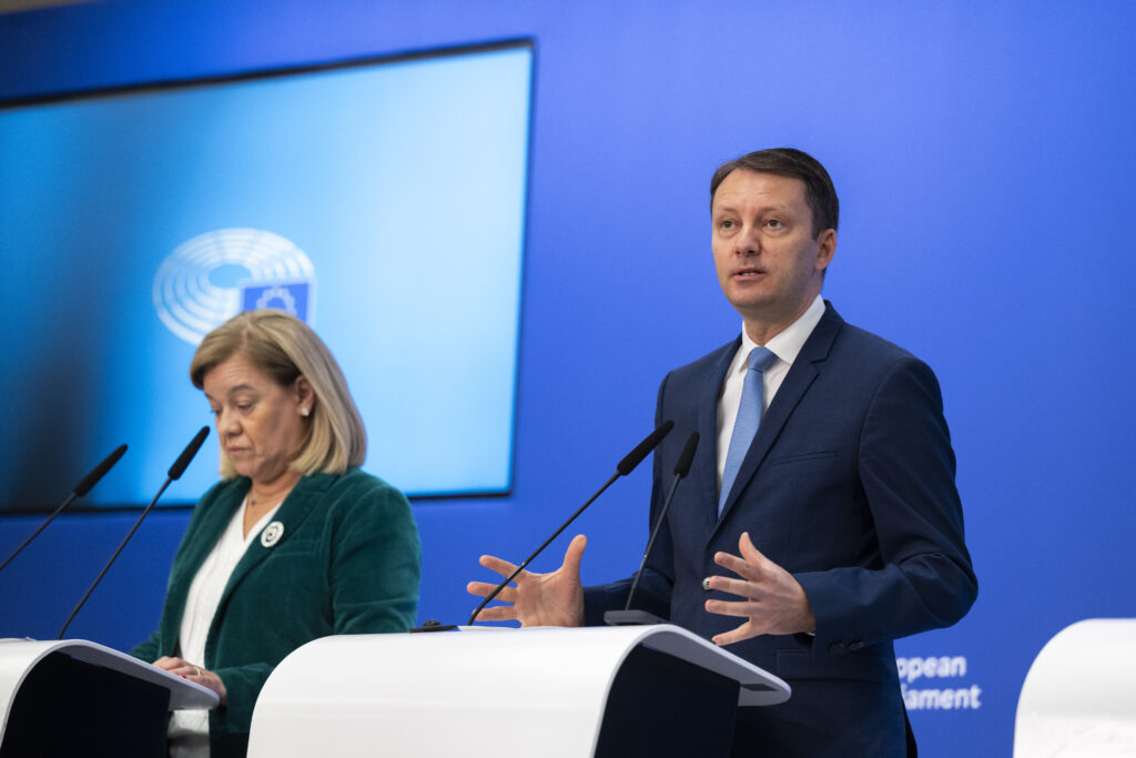 Il Parlamento UE accende il confronto sul bilancio comune: chiesti 200 miliardi di euro in più