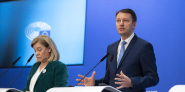 Siegfried Muresan in conferenza stampa, 14 aprile 2026. Fonte: © European Union 2026 - Source : EP