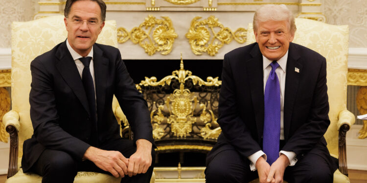 Il segretario generale della Nato, Mark Rutte, in visita dal presidente USA, Donald Trump, nell'ottobre 2025.