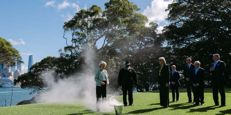 URSULA VON DER LEYEN CON, TRA GLI ALTRI, SAMANTHA JOY MOSTYN GOVERNATORE GENERALE DELL'AUSTRALIA DURANTE LA CERIMONIA INDIGENA DI BENVENUTO DETTA "DEL FUMO", IL 23 MARZO 2026 (Imagoeconomica)