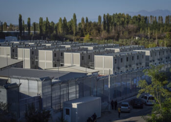 Centro per migranti a Gjader, il 22 ottobre 2024, a Gjader (Albania). Questo complesso è uno dei due centri costruiti dal governo italiano in Albania per accogliere i richiedenti asilo soccorsi nel Mediterraneo. Lo scorso 16 ottobre, la prima nave militare noleggiata dall'Italia è arrivata al centro di Shegjin con 16 migranti a bordo, che sono stati poi tutti rimpatriati in Italia dopo che la magistratura italiana ne ha ordinato il rimpatrio, poiché i paesi di provenienza dei migranti, Bangladesh ed Egitto, non possono essere considerati sicuri. Foto di Antonio Sempere / Europa Press/ABACAPRESS.COM. Fonte: IPA Agency