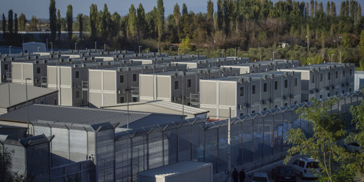 Centro per migranti a Gjader, il 22 ottobre 2024, a Gjader (Albania). Questo complesso è uno dei due centri costruiti dal governo italiano in Albania per accogliere i richiedenti asilo soccorsi nel Mediterraneo. Lo scorso 16 ottobre, la prima nave militare noleggiata dall'Italia è arrivata al centro di Shegjin con 16 migranti a bordo, che sono stati poi tutti rimpatriati in Italia dopo che la magistratura italiana ne ha ordinato il rimpatrio, poiché i paesi di provenienza dei migranti, Bangladesh ed Egitto, non possono essere considerati sicuri. Foto di Antonio Sempere / Europa Press/ABACAPRESS.COM. Fonte: IPA Agency