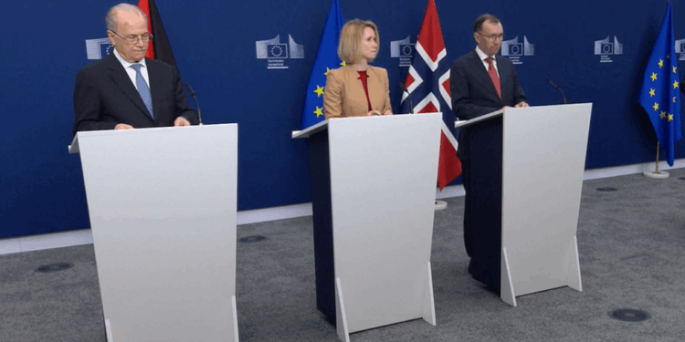 L'Alta rappresentante per la politica estera e di sicurezza dell'UE, Kaja Kallas, tra il primo ministro palestinese, Mohammad Mustafa (sinistra) e il ministro degli Esteri norvegese, Espen Barth Eide [Bruxelles, 20 aprile 2026]