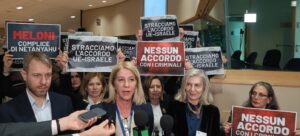 L'eurodeputata M5s, Carolina Morace durante il punto stampa e il flash mob. Fonte: Eunews