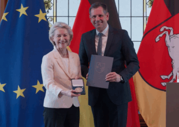 La presidente della Commissione europea, Ursula von der Leyen, insignita della medaglia del Land della Bassa Sassonia [Hannover, 7 aprile 2026]. Fonte: Servizio Audiovisivo della Commissione UE