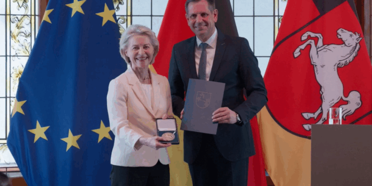 La presidente della Commissione europea, Ursula von der Leyen, insignita della medaglia del Land della Bassa Sassonia [Hannover, 7 aprile 2026]. Fonte: Servizio Audiovisivo della Commissione UE