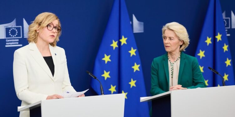 La presidente della Commissione europea, Ursula von der Leyen, e la vicepreisdente esecutiva alla Sovranità tecnologica, Henna Virkkunen, nell'annuncio della app europea per il controllo dell'età per l'accesso ai social (15 aprile 2026). Fonte: EC - Audiovisual Service