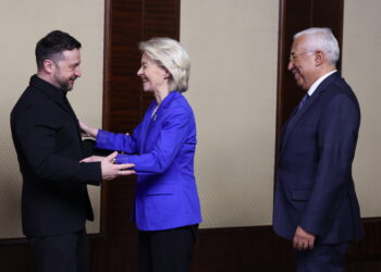I presidenti di Commissione europea, Ursula von der Leyen, Consiglio europeo, Antonio Costa, Ucraina, Volodymyr Zelensky, nella commemorazione dei 4 anni dell'inizio della guerra su larga scala della Russia. Foto: Alexandros Michailidis via Imagoeconomica