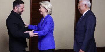 I presidenti di Commissione europea, Ursula von der Leyen, Consiglio europeo, Antonio Costa, Ucraina, Volodymyr Zelensky, nella commemorazione dei 4 anni dell'inizio della guerra su larga scala della Russia. Foto: Alexandros Michailidis via Imagoeconomica