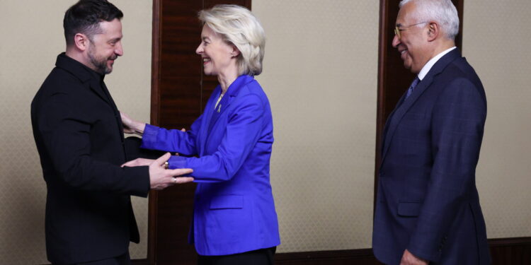 I presidenti di Commissione europea, Ursula von der Leyen, Consiglio europeo, Antonio Costa, Ucraina, Volodymyr Zelensky, nella commemorazione dei 4 anni dell'inizio della guerra su larga scala della Russia. Foto: Alexandros Michailidis via Imagoeconomica