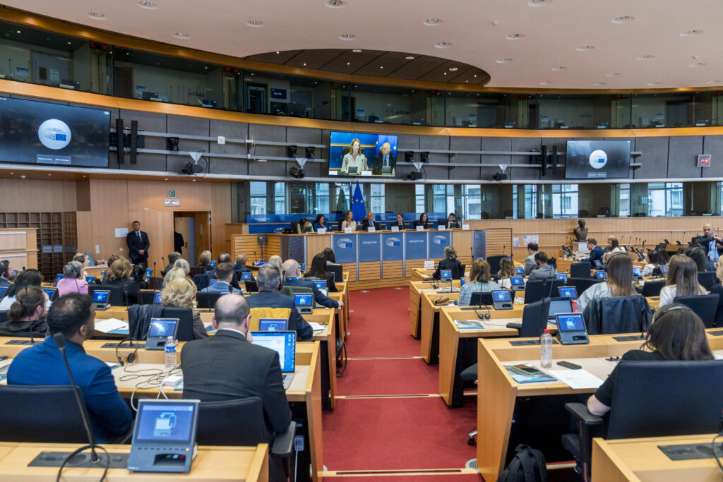 Varhelyi, Metsola, and De Meo agree: “The EU can and must do more on rare diseases”