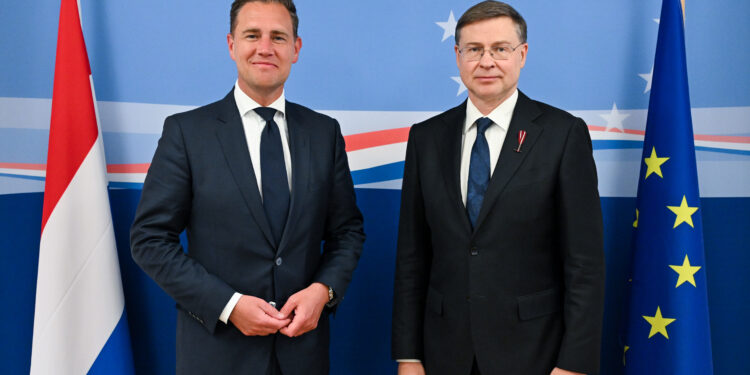 Eelco Heinen, ministro delle Finanze dei Paesi Bassi, con Valdis Dombrovskis, commissario europeo per l'Economia. Fonte: Consiglio UE