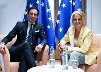 Il commissario europeo al Clima Wopke Hoekstra ed Elisabeth Svantesson, ministra delle Finanze della Svezia, in bilaterale 5 maggio 2026. Foto: Consiglio UE