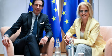 Il commissario europeo al Clima Wopke Hoekstra ed Elisabeth Svantesson, ministra delle Finanze della Svezia, in bilaterale 5 maggio 2026. Foto: Consiglio UE