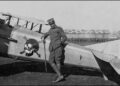 Fulco Ruffo di Calabria con il suo aereo (Foto: Aeronautica Militare Italiana)