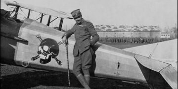 Fulco Ruffo di Calabria con il suo aereo (Foto: Aeronautica Militare Italiana)