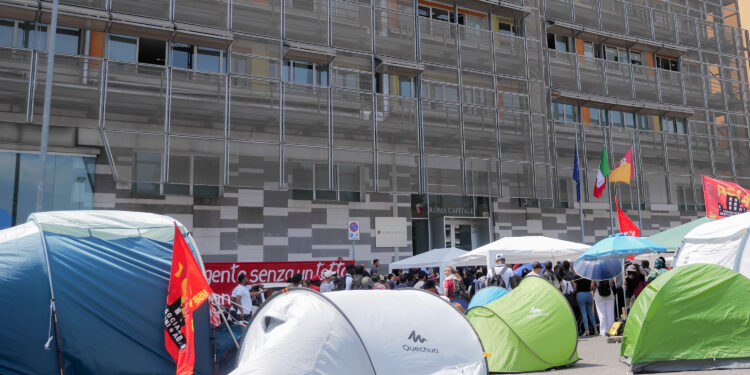 Source: IPA agency - Roma, in tenda sotto l'assessorato al Patrimonio