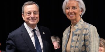 Mario Draghi (sinistra) con Christine Lagarde [Gent, 24 febbraio 2024. Foto: IPA agency]