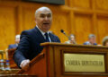 Il Primo Ministro rumeno Ilie Bologna interviene durante il voto di sfiducia contro il suo Governo al Palazzo del Parlamento a Bucarest, in Romania, 5 maggio 2026. Immagine da IPA Agency. Copyright: CHINE NOUVELLE/SIPA /IPA.