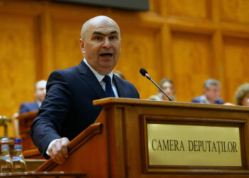 Il Primo Ministro rumeno Ilie Bologna interviene durante il voto di sfiducia contro il suo Governo al Palazzo del Parlamento a Bucarest, in Romania, 5 maggio 2026. Immagine da IPA Agency. Copyright: CHINE NOUVELLE/SIPA /IPA.