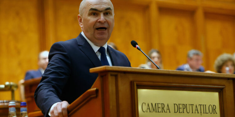 Il Primo Ministro rumeno Ilie Bolojan interviene durante il voto di sfiducia contro il suo Governo al Palazzo del Parlamento a Bucarest, in Romania, 5 maggio 2026. Immagine da IPA Agency. Copyright: CHINE NOUVELLE/SIPA /IPA.