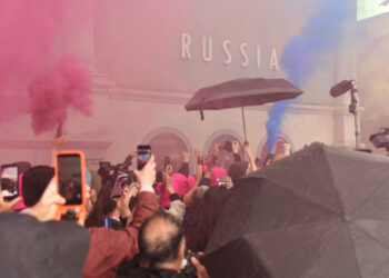 Le proteste davanti al padiglione della Russia. Foto: IPA Agency