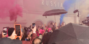 Le proteste davanti al padiglione della Russia. Foto: IPA Agency