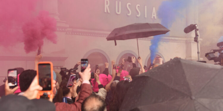 Le proteste davanti al padiglione della Russia. Foto: IPA Agency