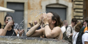 ONDATA DI CALDO  OGGI LA GIORNATA PIU CALDA PREVISTA NELLA CAPITALE AFA CALORE FONTANA ACQUA TURISTI REFRIGERIO