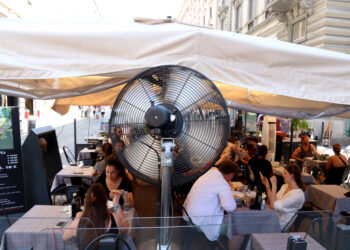 ALLARME CALDO VENTILATORI NEI BAR. [Foto: Imagoeconomica]