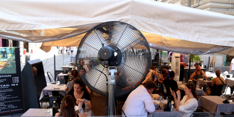 ALLARME CALDO VENTILATORI NEI BAR. [Foto: Imagoeconomica]
